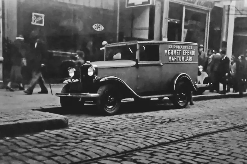 1934 yılında firmanın kahve dağıtımını yaptığı Opel marka kamyonet.