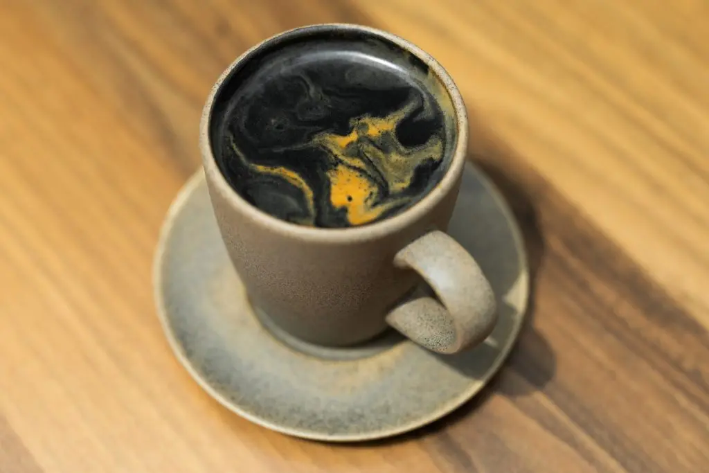 aktif karbonlu kahve charcoal latte